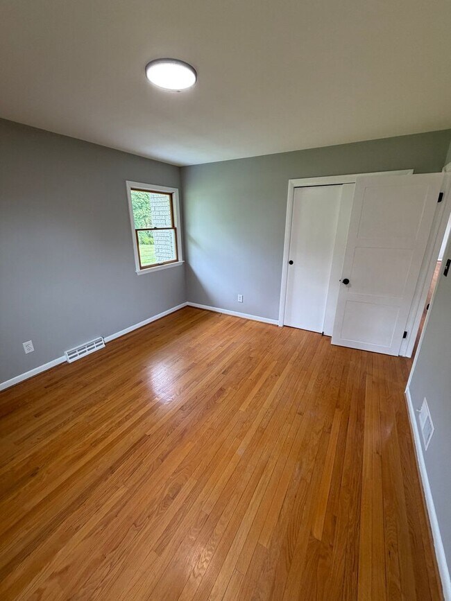Building Photo - 3 Bedroom Rancher-Country Setting