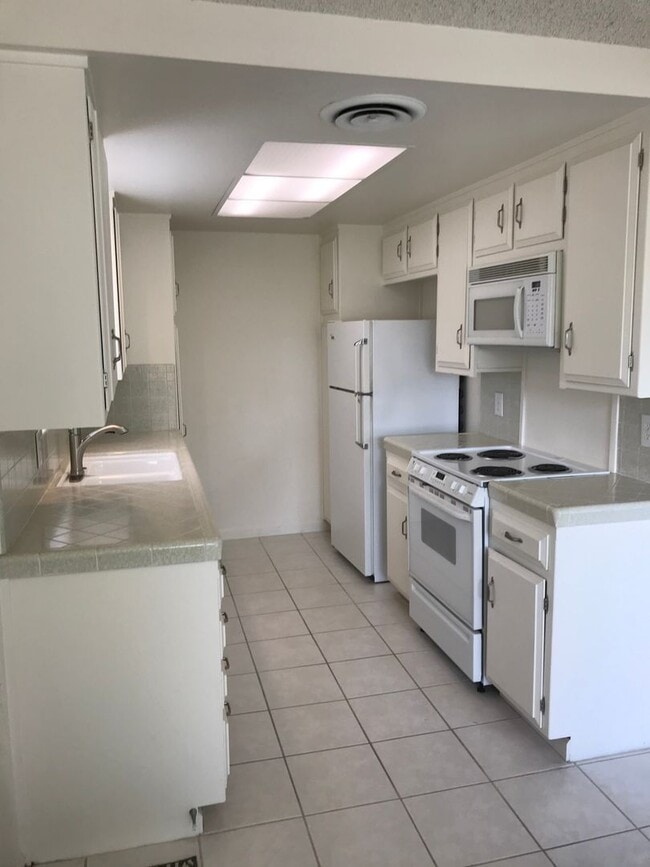 Building Photo - La Canada Townhome Quiet Community 2 Bedroom