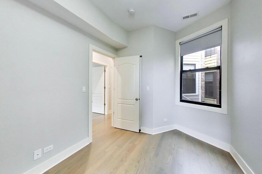 Building Photo - 5139 N Clark St