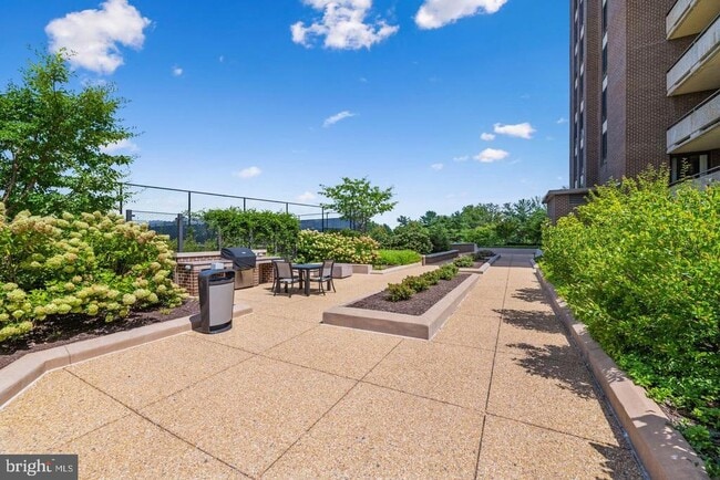 Building Photo - 1800 Old Meadow Rd