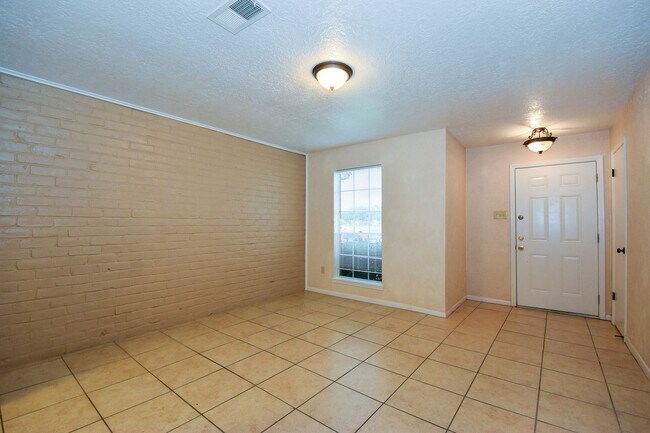 Building Photo - 1519 Barcelona Way Dr