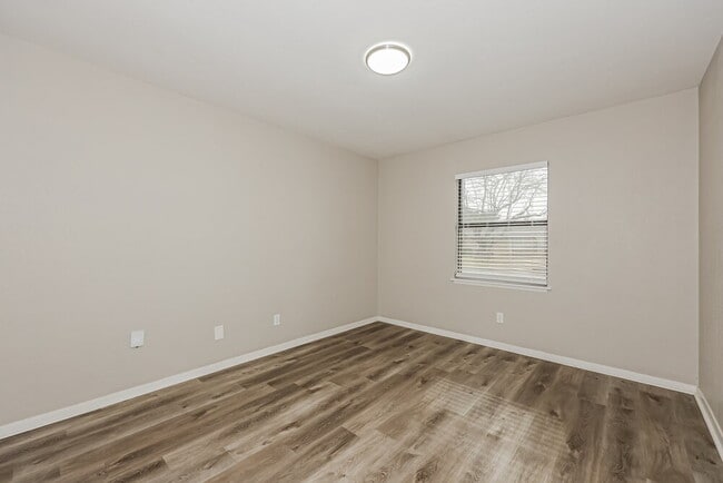 Building Photo - 514 Woodcrest Way