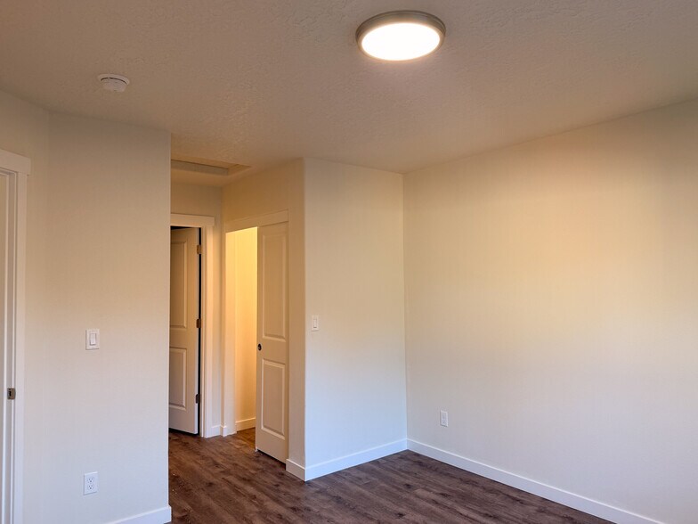 Building Photo - 507 NW Hillcrest Dr