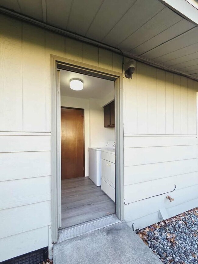 Building Photo - 1037/1039 Eastmont Ave. Duplex