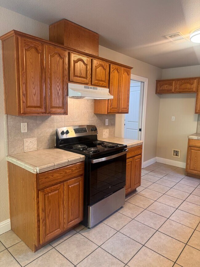 Building Photo - Charming 3 Bed/ 2 Bath Home. AVAILABLE NOW!!!!