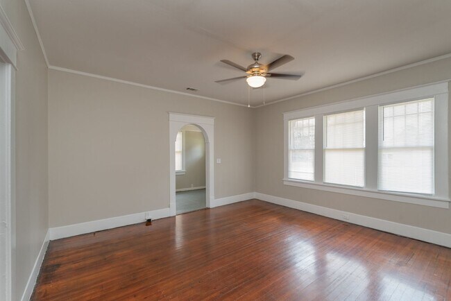 Building Photo - $1500 - 3 bed/1 bath house in Central Aven...