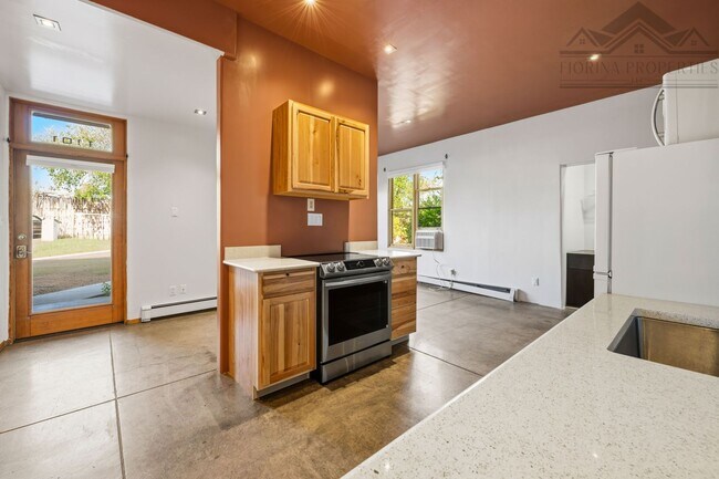 Building Photo - Bright Midtown Studio Loft