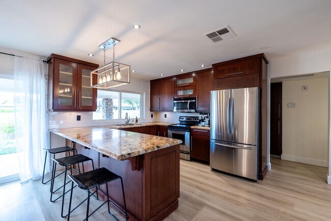 Building Photo - 802 E Caribbean Ln