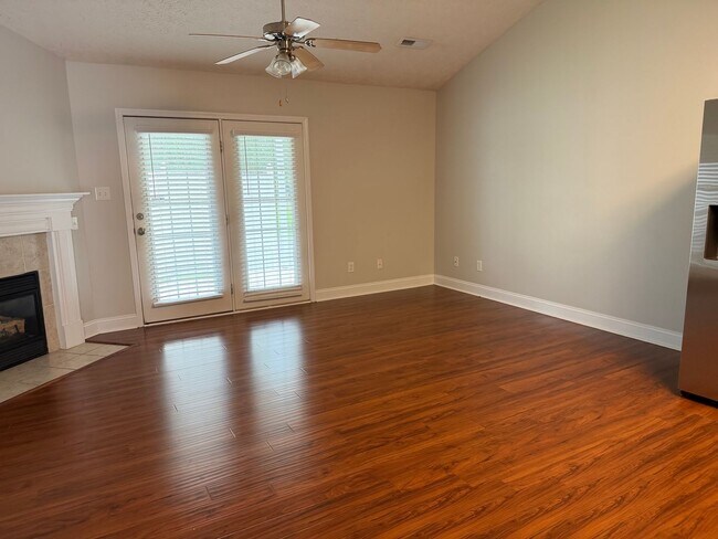 Building Photo - Knoxville 37918 - 2 bedroom, 2 bath Condo with attached 1-car garage - Contact Sharon Arnwine (86...