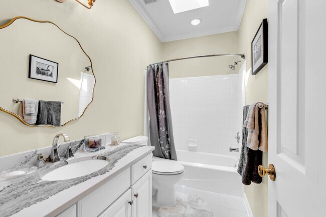 Building Photo - Welcome to the Desirable Landings on Skidaway Island - MIN 6 Month Lease - Fully Furnished