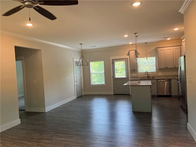 Building Photo - 4 Kemble Cir