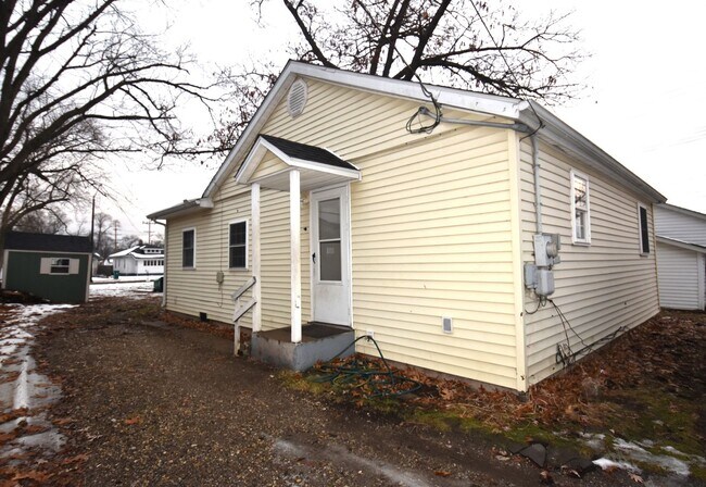 Building Photo - MIshawaka near Universities and shopping