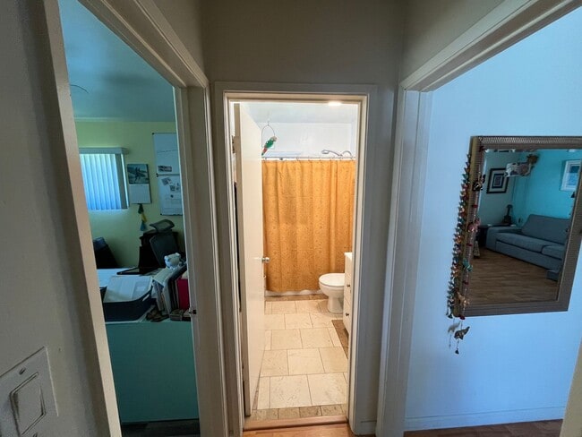 Building Photo - 2 bedroom- Located only 6 blocks to the be...