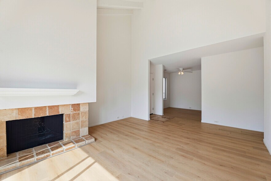 Building Photo - 523 Woodside Oaks