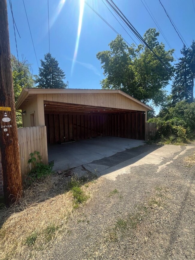 Building Photo - 3- Bedroom 2.5-Bathroom Gardening paradise...