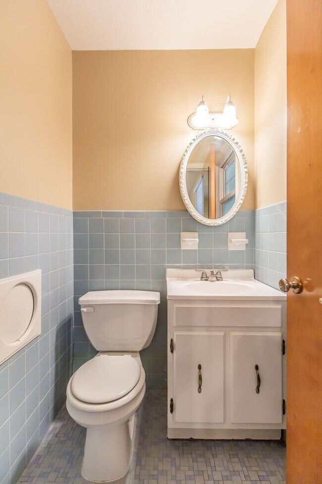 Building Photo - Lovely Large 3 Bedroom 1 1/2  Bath Ranch Style Home