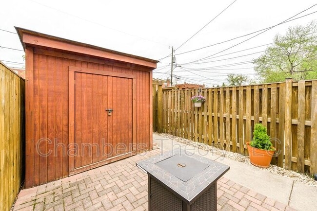 Building Photo - 629 S Henry St