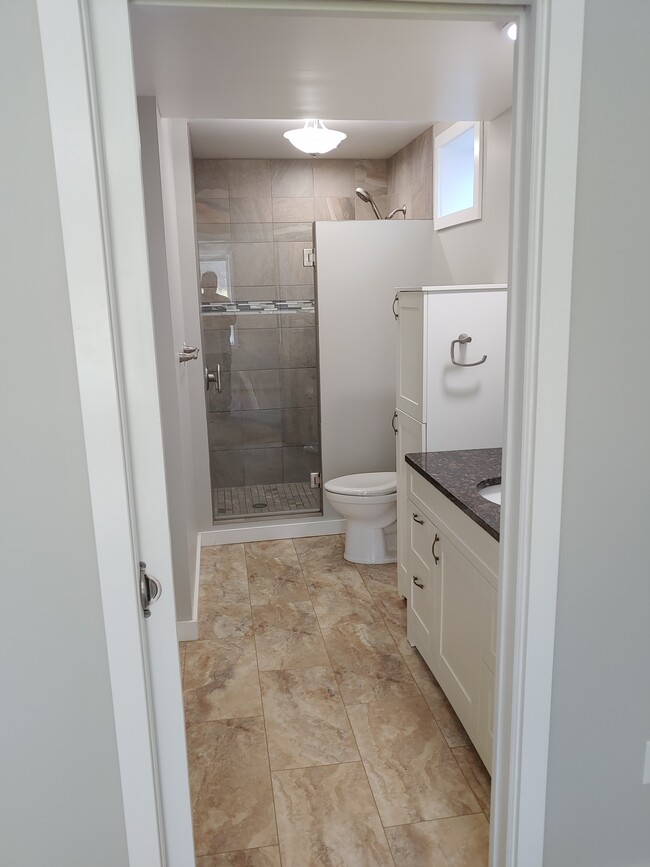 Main Ensuite Bath - 433 E Sleights Rd