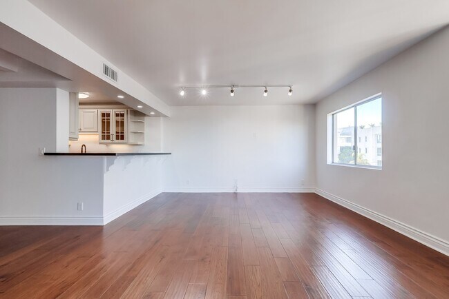 Building Photo - 435 N Oakhurst Dr