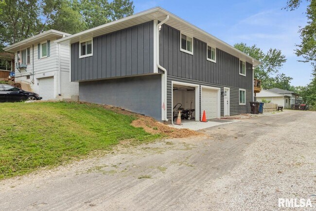 Building Photo - 1900 E Knox St