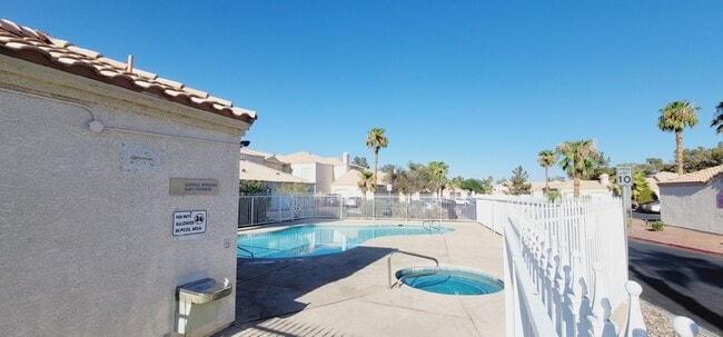 Building Photo - 1900 N Torrey Pines Dr