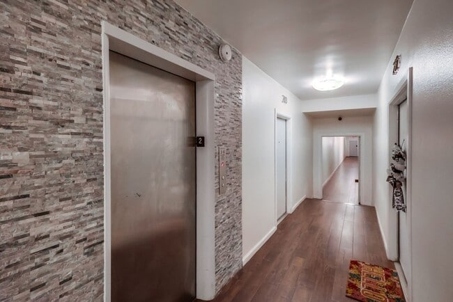 Interior Photo - 537 W. Hyde Park Blvd