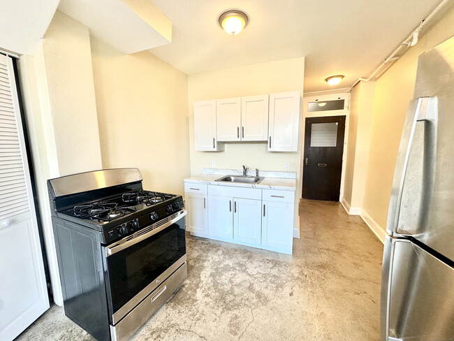 Building Photo - 77 Bank St