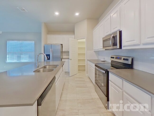 Building Photo - 1340 Beach Dr