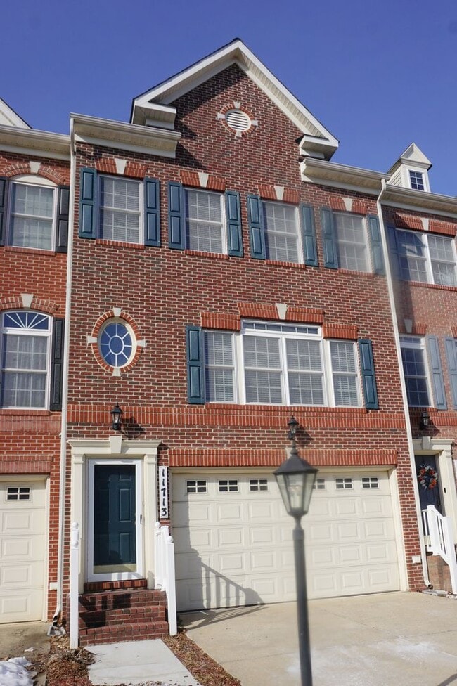 Building Photo - Exquisite Townhouse in Orchard Run Germantown