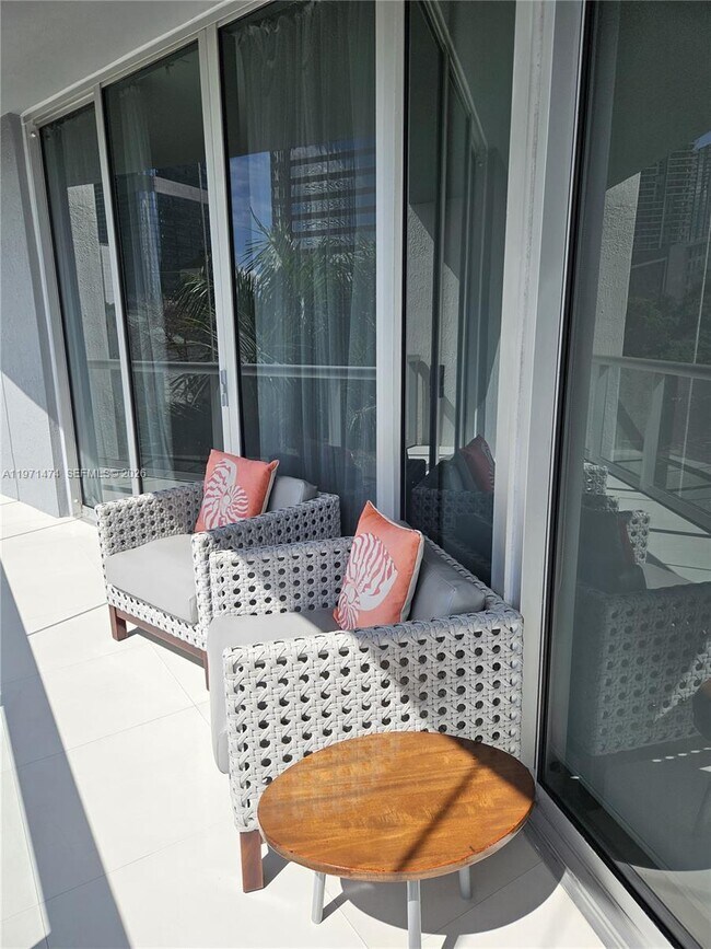 Building Photo - 495 Brickell Ave