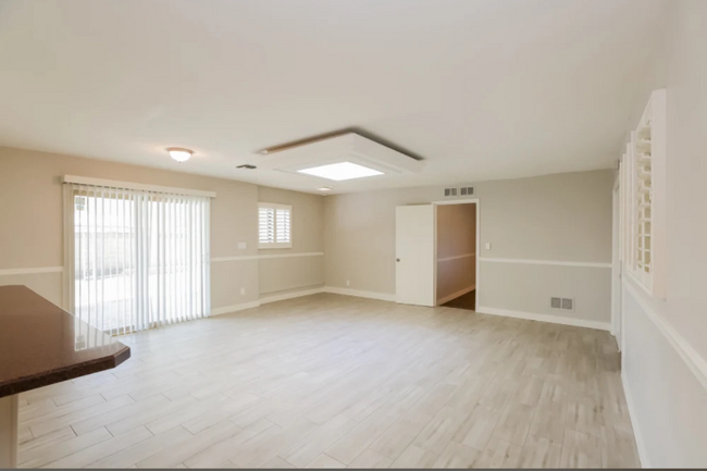 Building Photo - 5027 W Palmaire Dr
