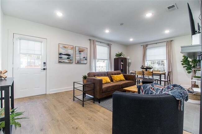 Building Photo - 919 SW 6th Ave