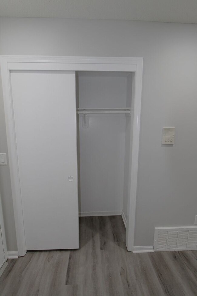 Building Photo - Spacious studio with updates. The Ellis Po...