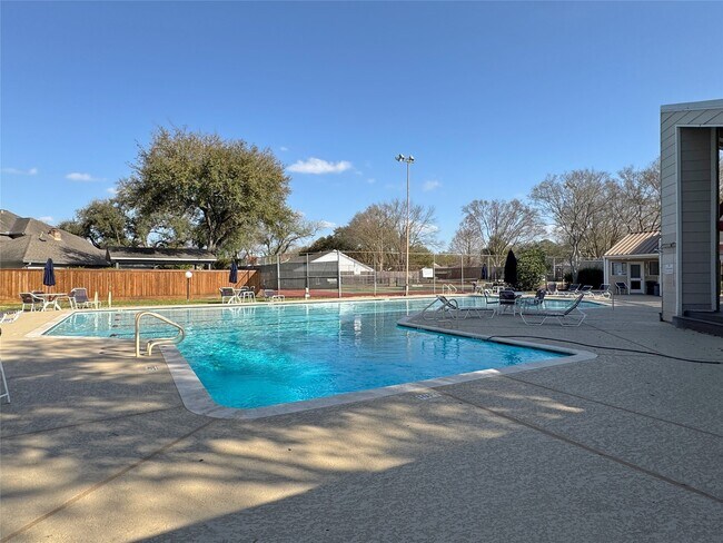 Building Photo - 2007 Shadowbriar Dr