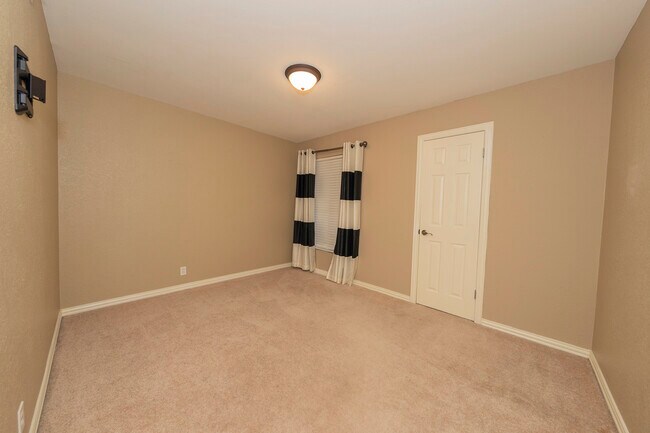 Building Photo - 821 Fontana Ave