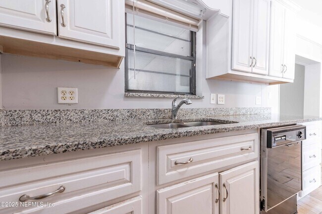 Building Photo - 777 La Marche Dr
