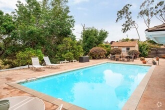 Building Photo - Spacious Single-level Home with a Pool!