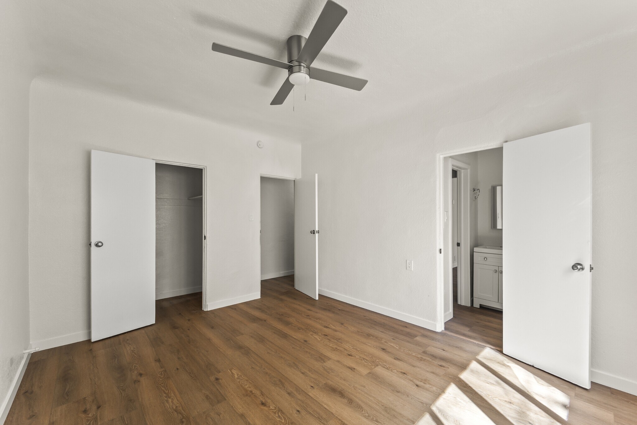 Building Photo - 5391 Huntington Dr N