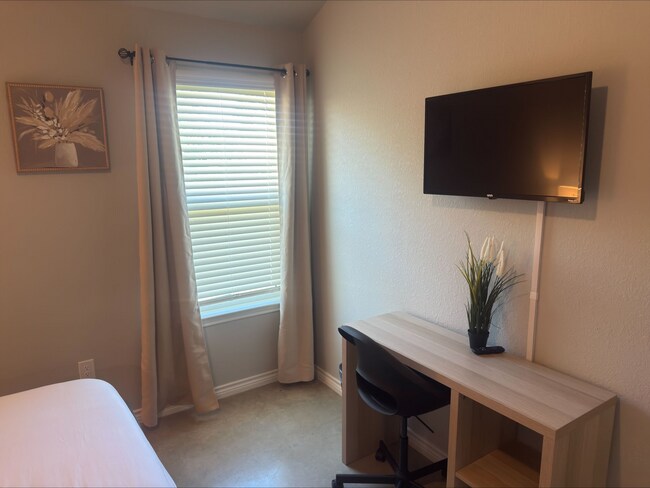 Building Photo - 1204 N 8th St