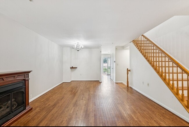 Building Photo - Spacious 3BR Townhome Near Metro & Nationa...
