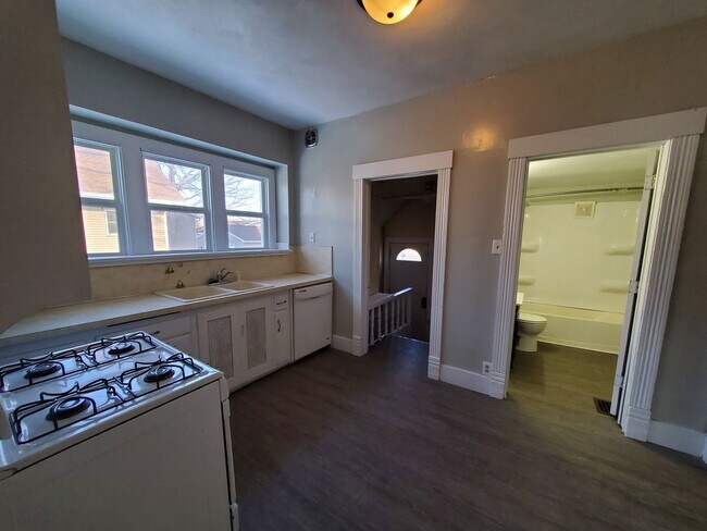 Building Photo - 4 Bedroom House for June 1st