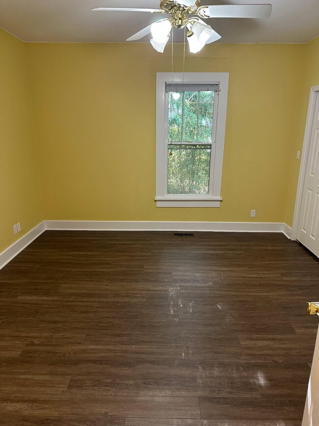Building Photo - "Charming 2-Bedroom with 2 Full Baths in t...