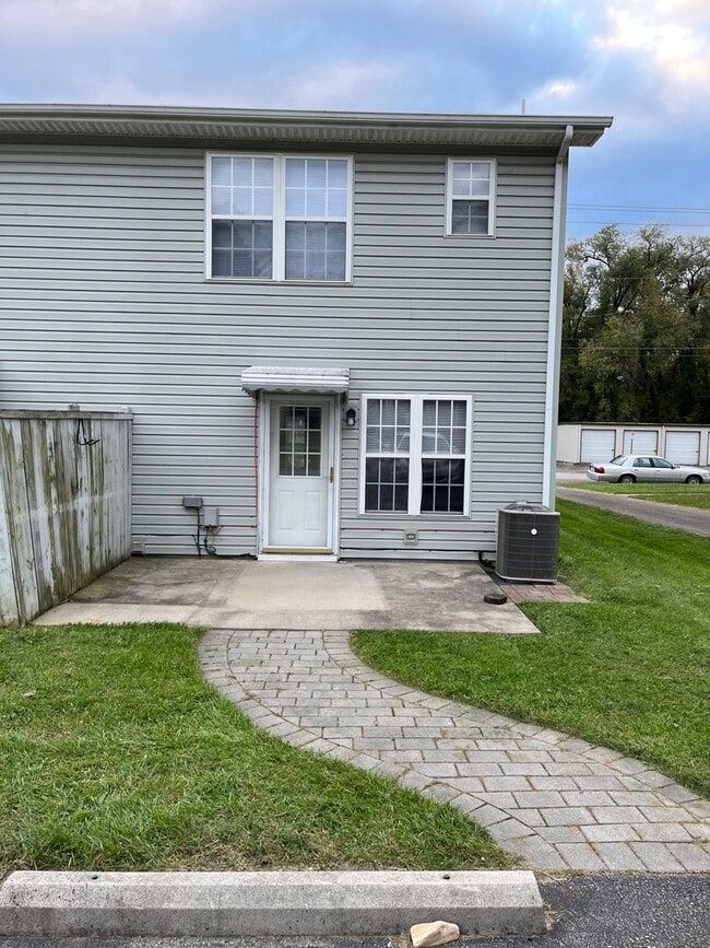 Building Photo - S. Market