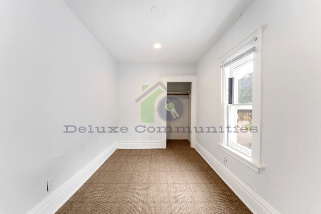 Building Photo - 346-346 Diamond Ave SE
