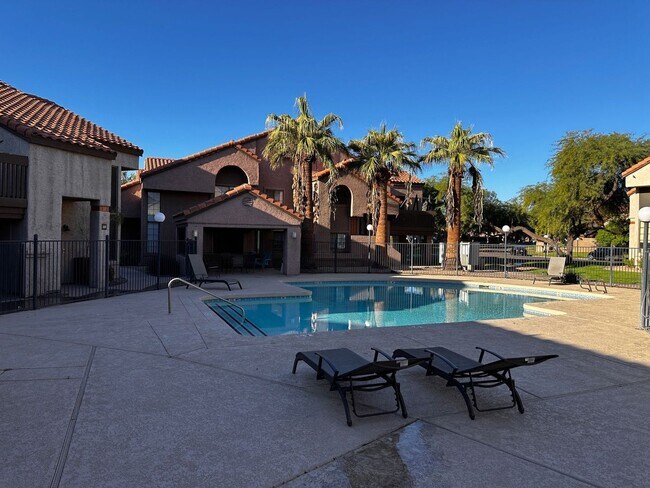 Building Photo - 700 E Mesquite Cir