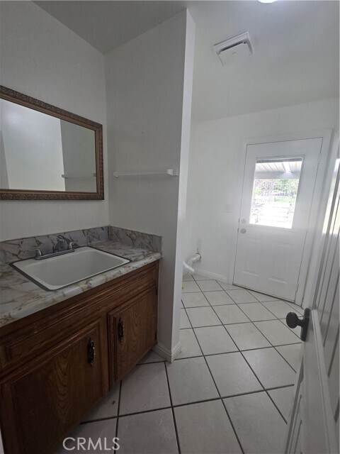 Building Photo - 9388 Valley View St