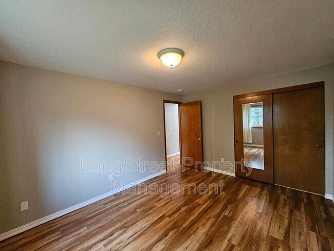 Building Photo - 5030 NE Roselawn St