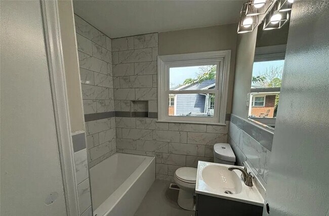 Building Photo - 3427 Eastway Dr