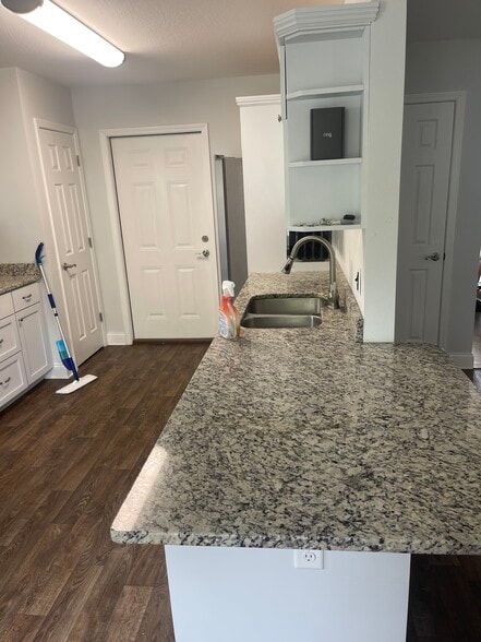 Granite and stainless steel kitchen - 4755 Rill Loop