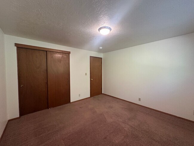 Building Photo - Two Bedroom Apartment Close to Willamette ...